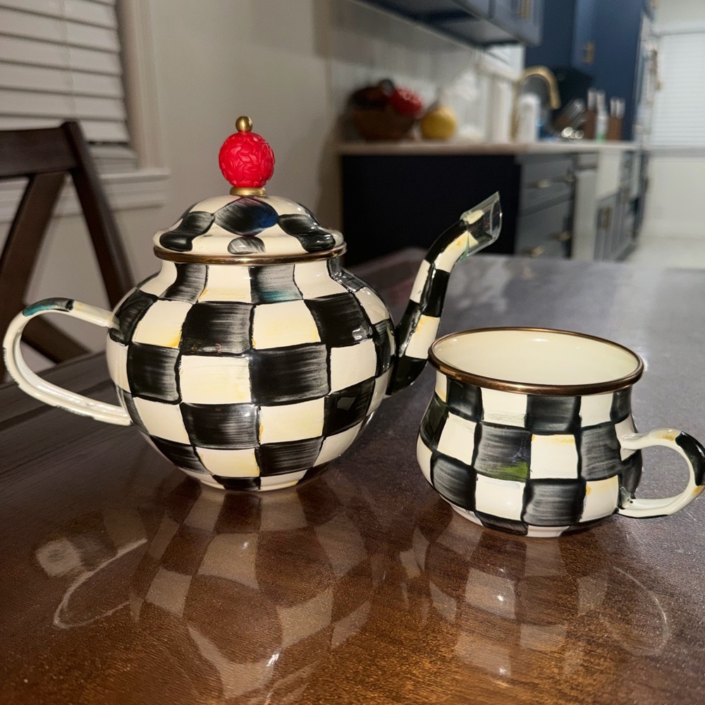 Mackenzie child Checkered Teapot and Cup Set